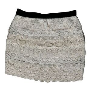 Forever 21 Women White Cream Lace Mini Skirt Size Medium‎